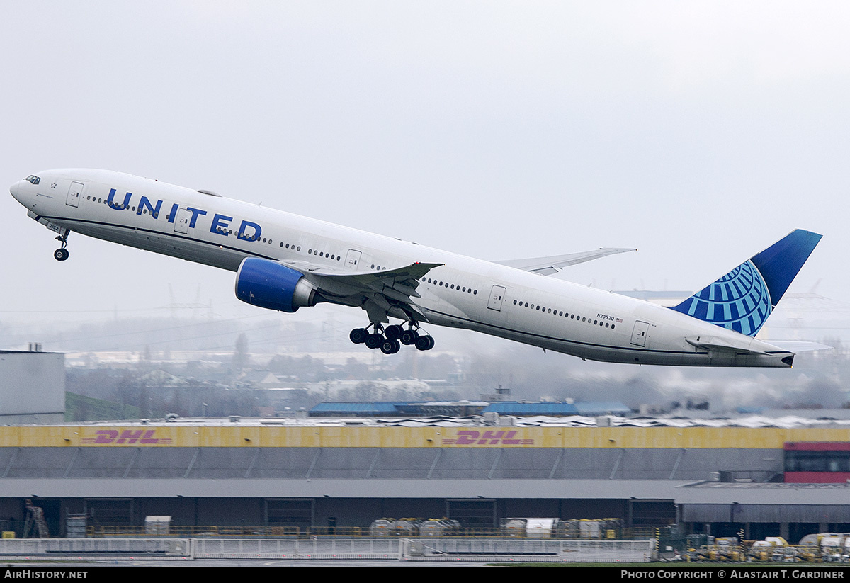 Aircraft Photo of N2352U | Boeing 777-300/ER | United Airlines | AirHistory.net #548496