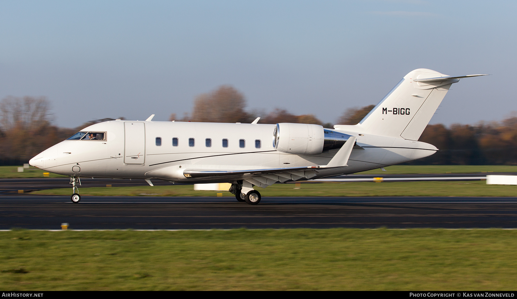 Aircraft Photo of M-BIGG | Bombardier Challenger 605 (CL-600-2B16) | AirHistory.net #549544