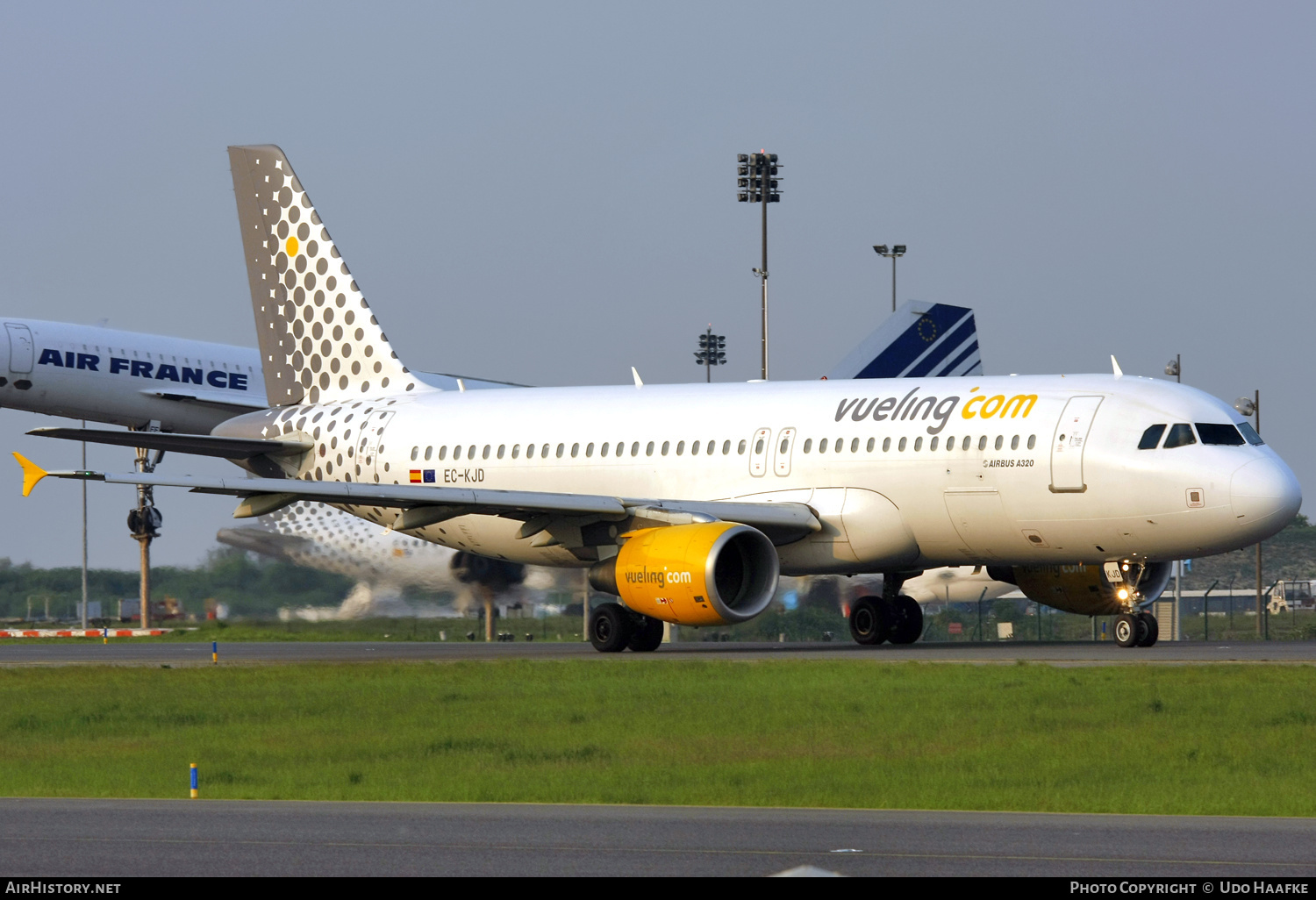 Aircraft Photo of EC-KJD | Airbus A320-216 | Vueling Airlines | AirHistory.net #549782
