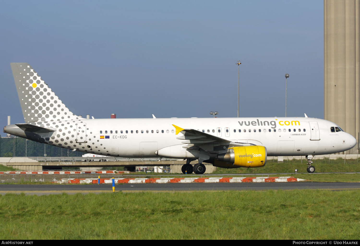 Aircraft Photo of EC-KDG | Airbus A320-214 | Vueling Airlines | AirHistory.net #549788