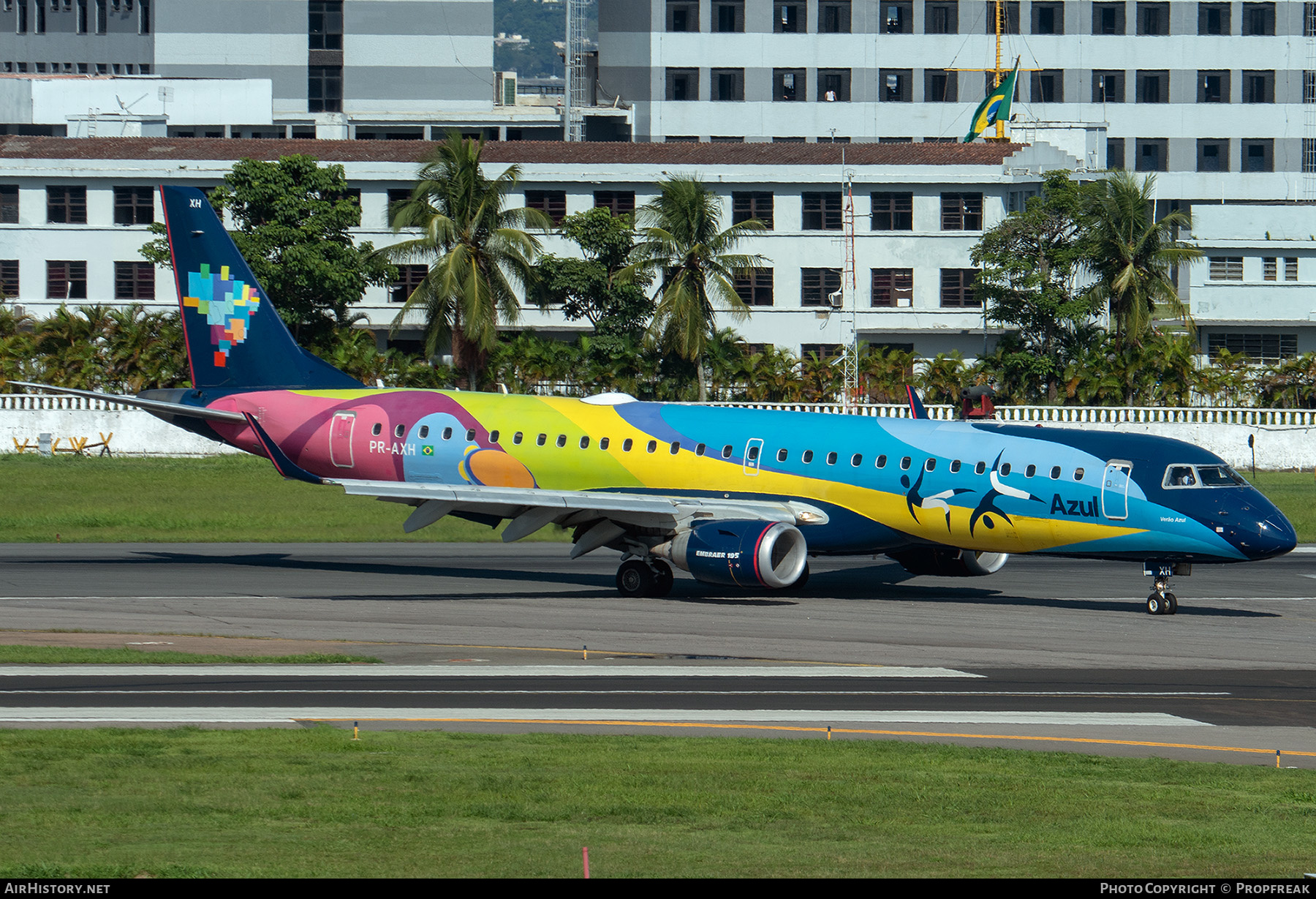 Aircraft Photo of PR-AXH | Embraer 195AR (ERJ-190-200IGW) | Azul Linhas Aéreas Brasileiras | AirHistory.net #550018