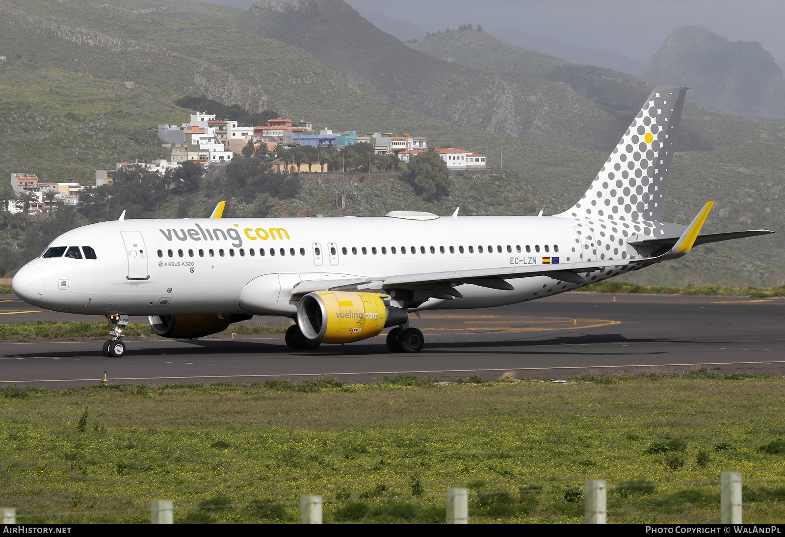 Aircraft Photo of EC-LZN | Airbus A320-214 | Vueling Airlines | AirHistory.net #551058