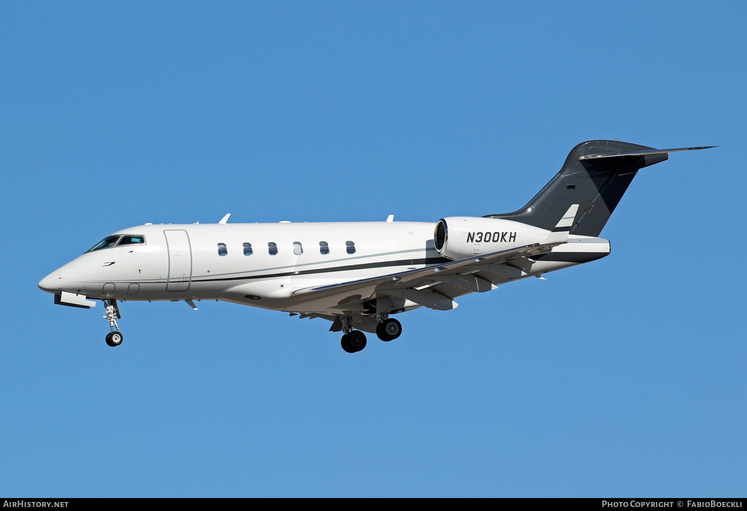 Aircraft Photo of N300KH | Bombardier Challenger 300 (BD-100-1A10) | AirHistory.net #551412