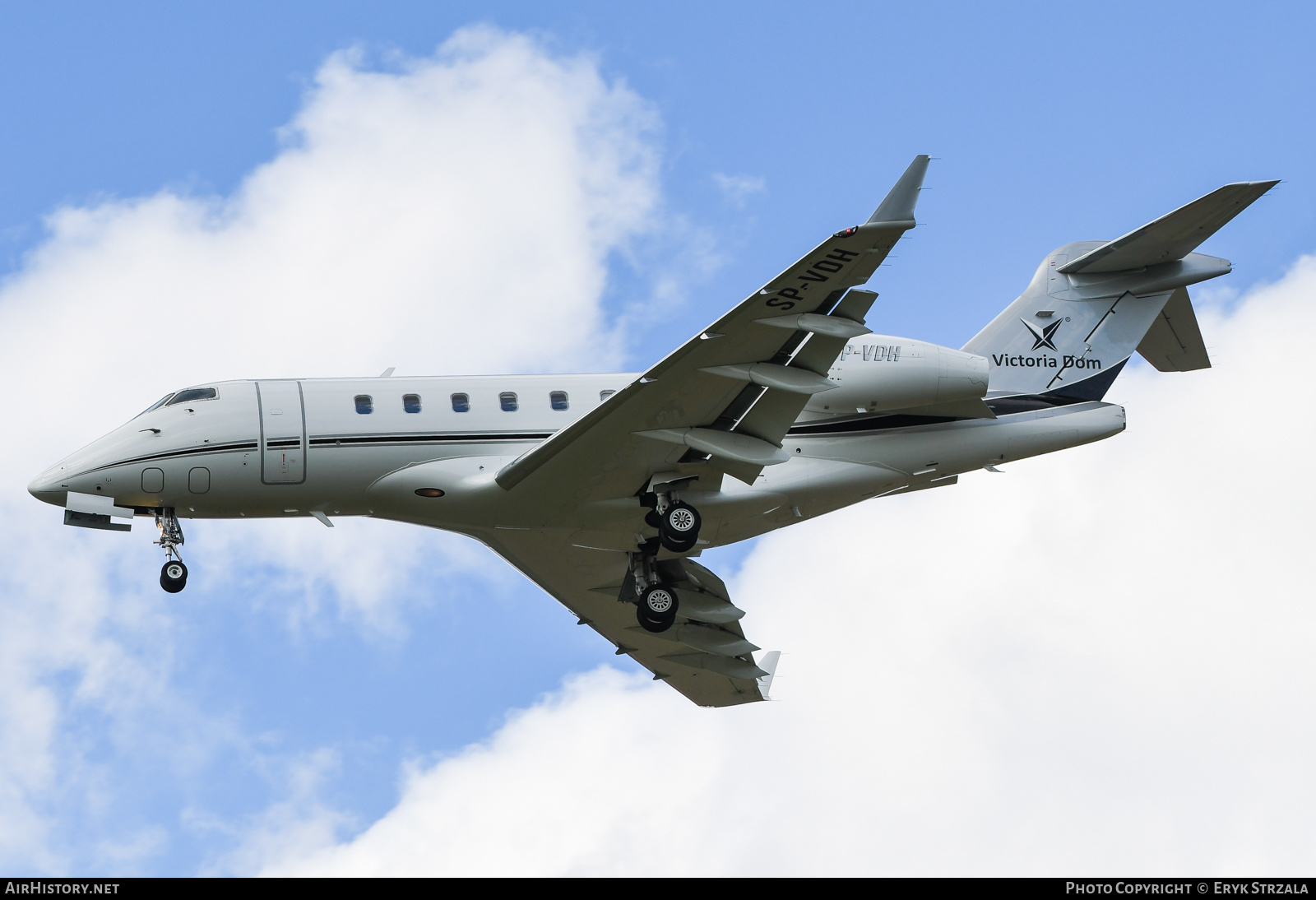 Aircraft Photo of SP-VDH | Bombardier Challenger 300 (BD-100-1A10) | Victoria Dom | AirHistory.net #551687