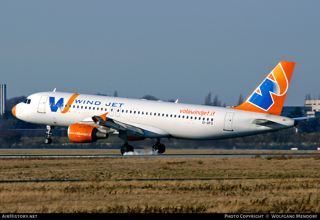 Aircraft Photo of EI-DFO | Airbus A320-211 | Wind Jet | AirHistory.net #552102