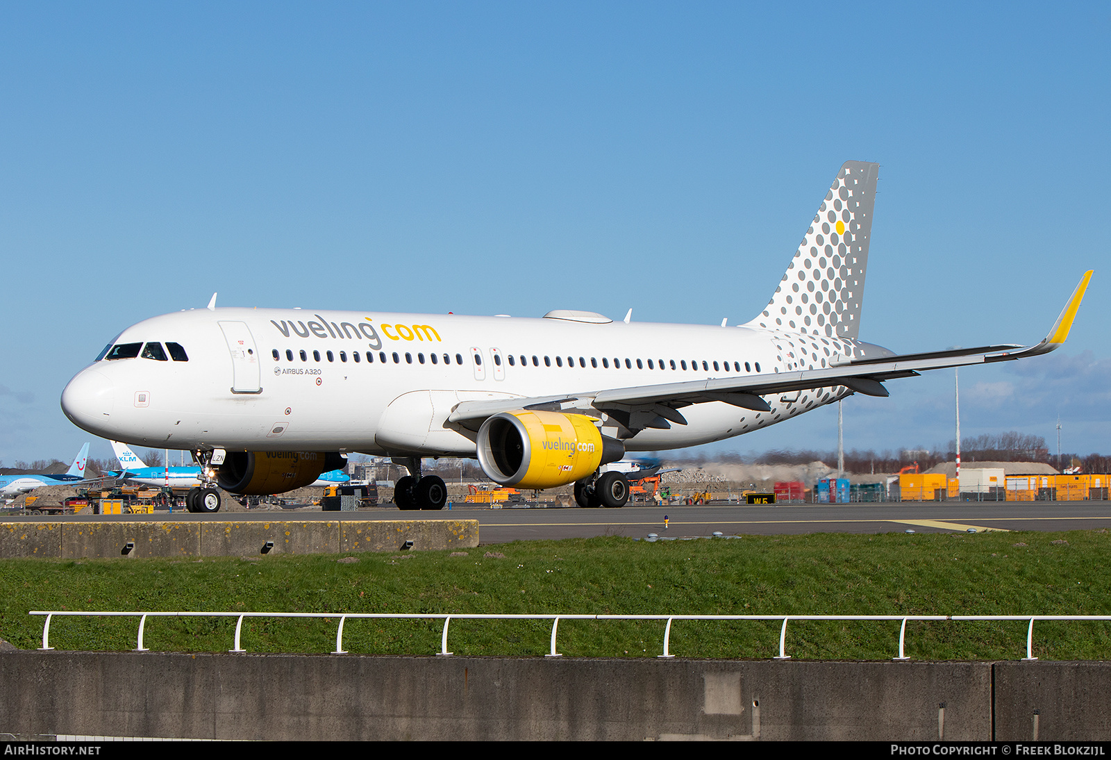 Aircraft Photo of EC-LZN | Airbus A320-214 | Vueling Airlines | AirHistory.net #552747