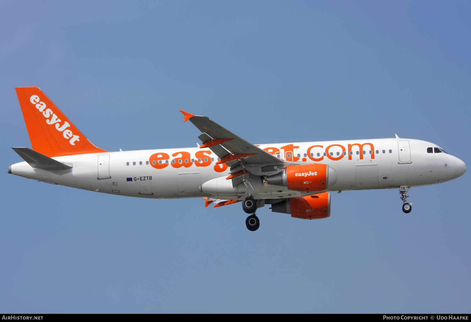 Aircraft Photo of G-EZTB | Airbus A320-214 | EasyJet | AirHistory.net #553526