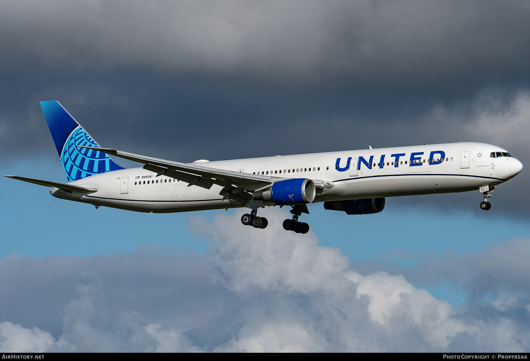 Aircraft Photo of N68061 | Boeing 767-424/ER | United Airlines | AirHistory.net #554332