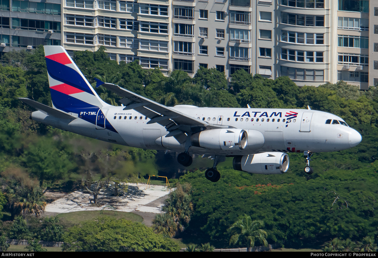 Aircraft Photo of PT-TML | Airbus A319-132 | LATAM Airlines | AirHistory.net #554578