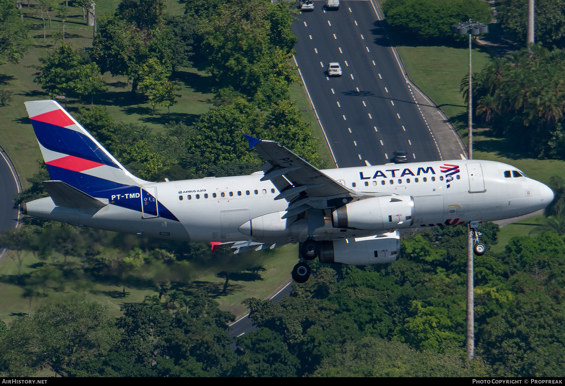 Aircraft Photo of PT-TMD | Airbus A319-132 | LATAM Airlines | AirHistory.net #554593