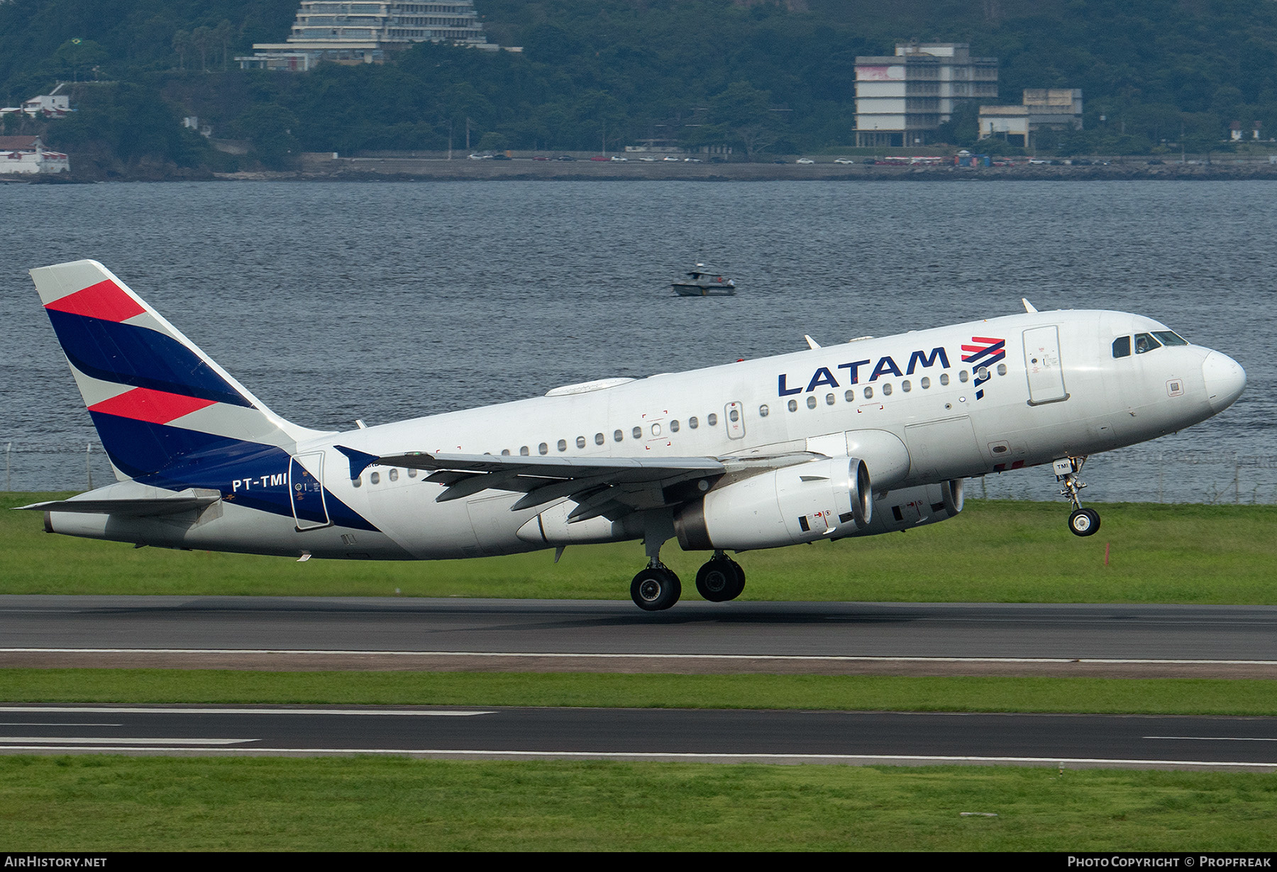 Aircraft Photo of PT-TMI | Airbus A319-132 | LATAM Airlines | AirHistory.net #554639