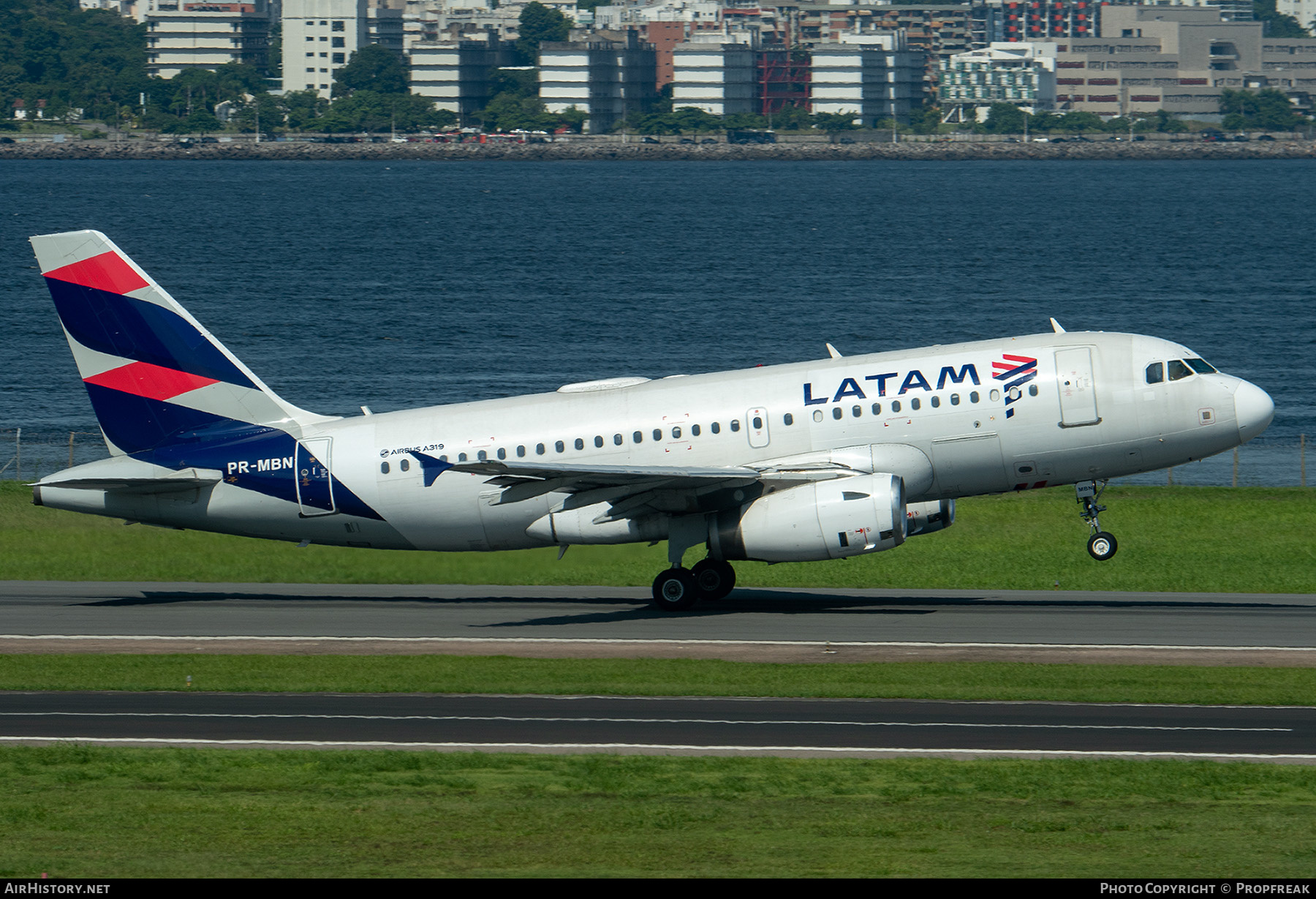Aircraft Photo of PR-MBN | Airbus A319-132 | LATAM Airlines | AirHistory.net #555006