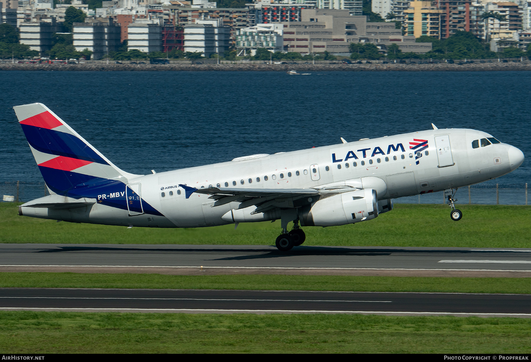 Aircraft Photo of PR-MBV | Airbus A319-132 | LATAM Airlines | AirHistory.net #556078