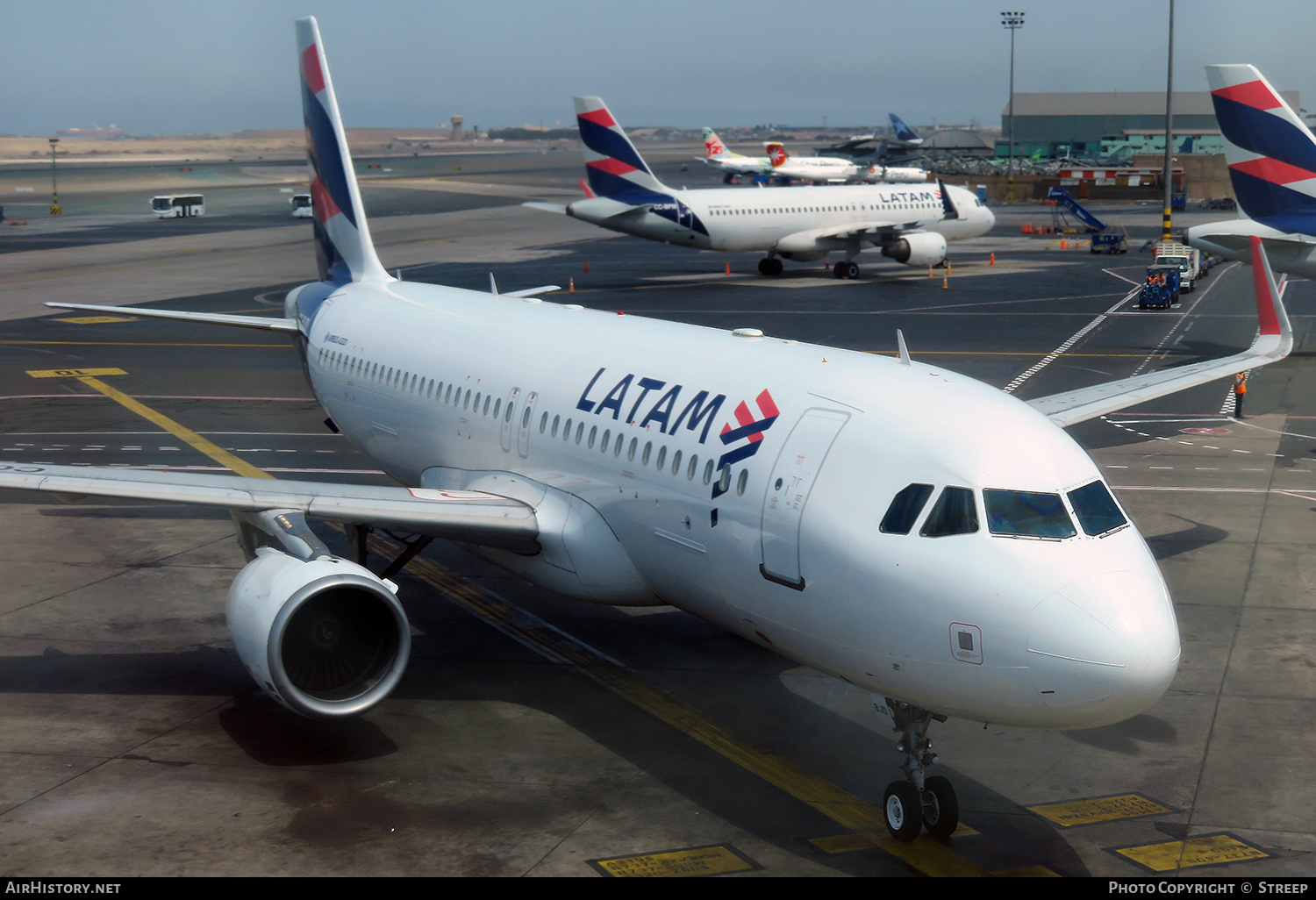 Aircraft Photo of CC-BJD | Airbus A320-214 | LATAM Airlines | AirHistory.net #556098