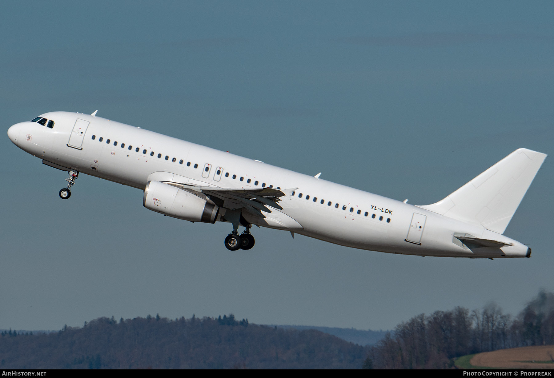 Aircraft Photo of YL-LDK | Airbus A320-232 | AirHistory.net #556219