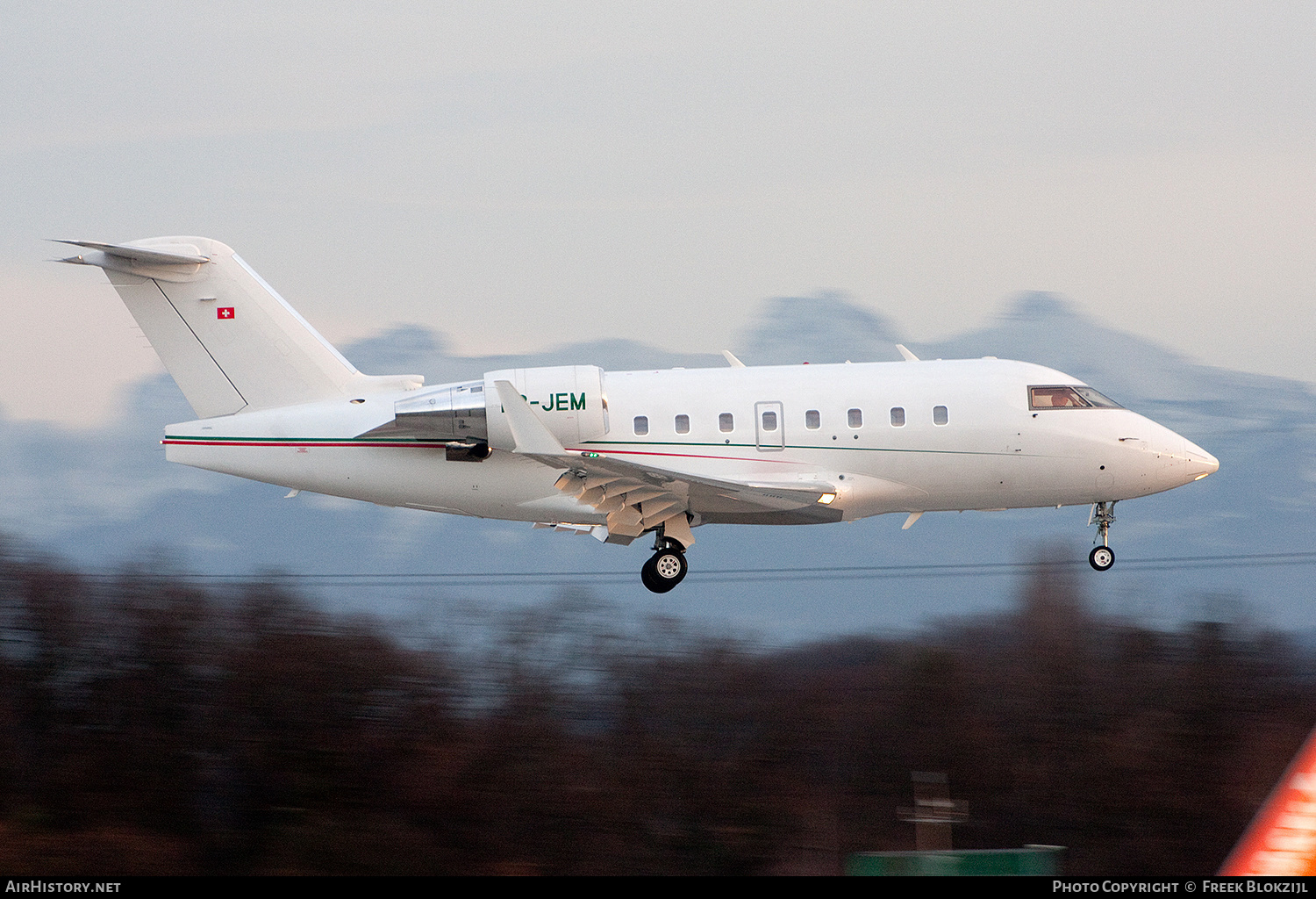 Aircraft Photo of HB-JEM | Bombardier Challenger 604 (CL-600-2B16) | AirHistory.net #556360