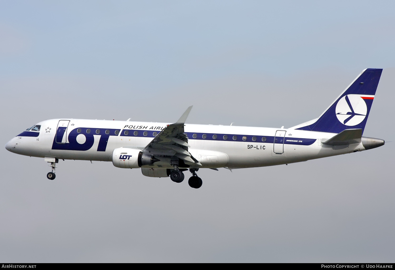 Aircraft Photo of SP-LIC | Embraer 175LR (ERJ-170-200LR) | LOT Polish Airlines - Polskie Linie Lotnicze | AirHistory.net #556401