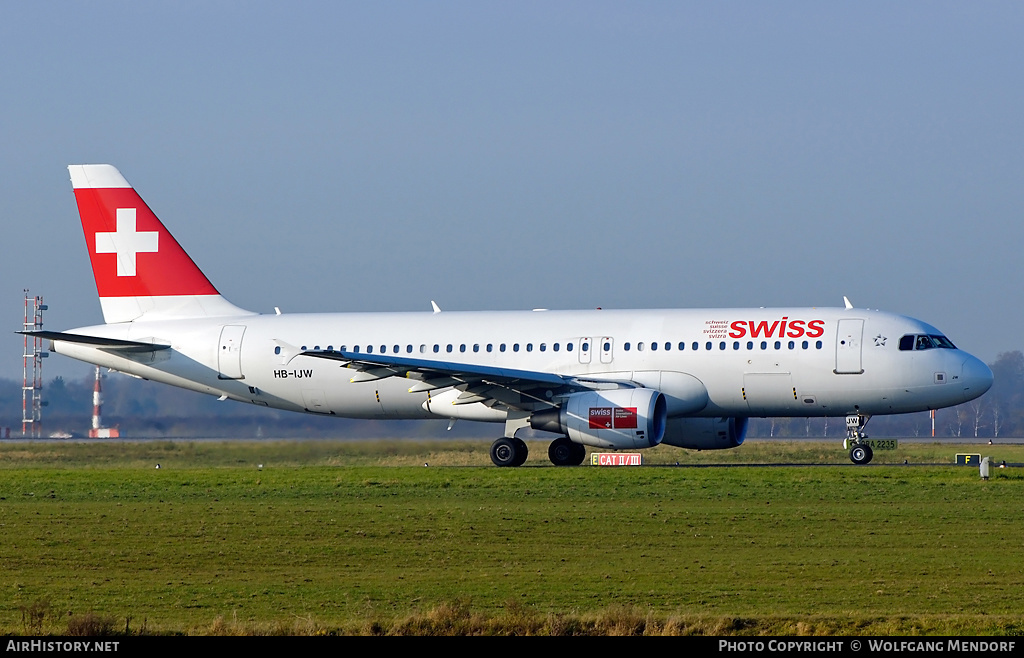Aircraft Photo of HB-IJW | Airbus A320-214 | Swiss International Air Lines | AirHistory.net #556805