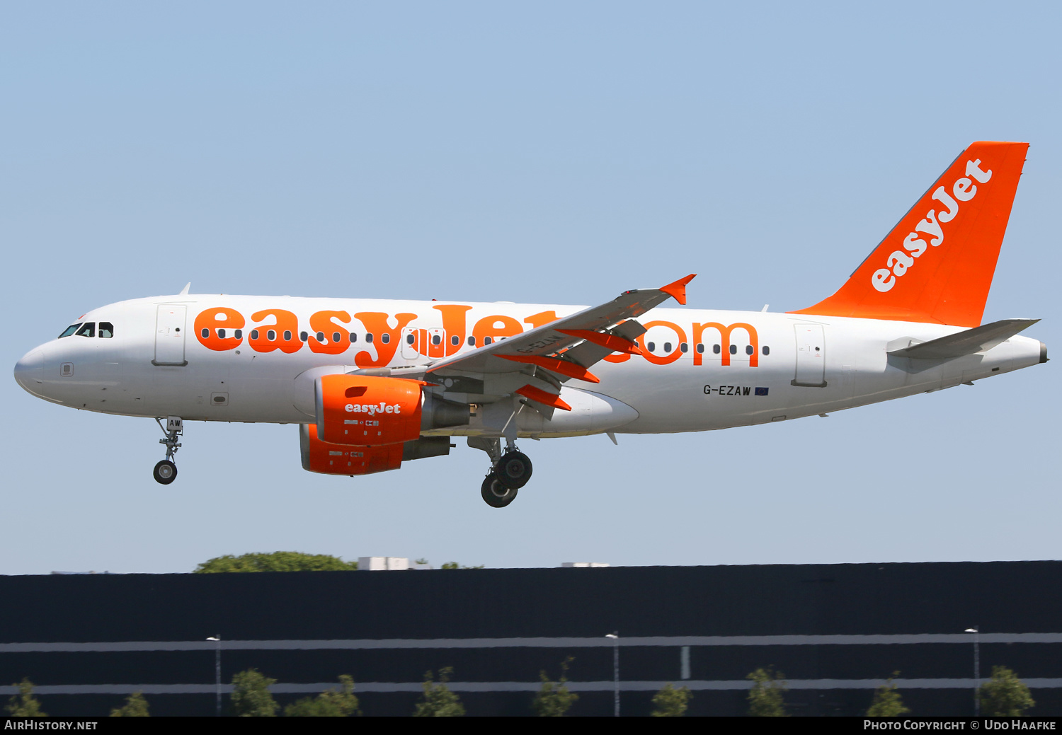 Aircraft Photo of G-EZAW | Airbus A319-111 | EasyJet | AirHistory.net #557915