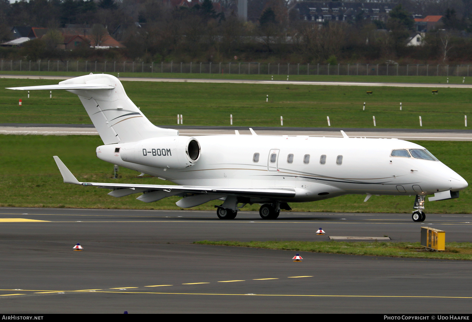 Aircraft Photo of D-BOOM | Bombardier Challenger 300 (BD-100-1A10) | AirHistory.net #557967