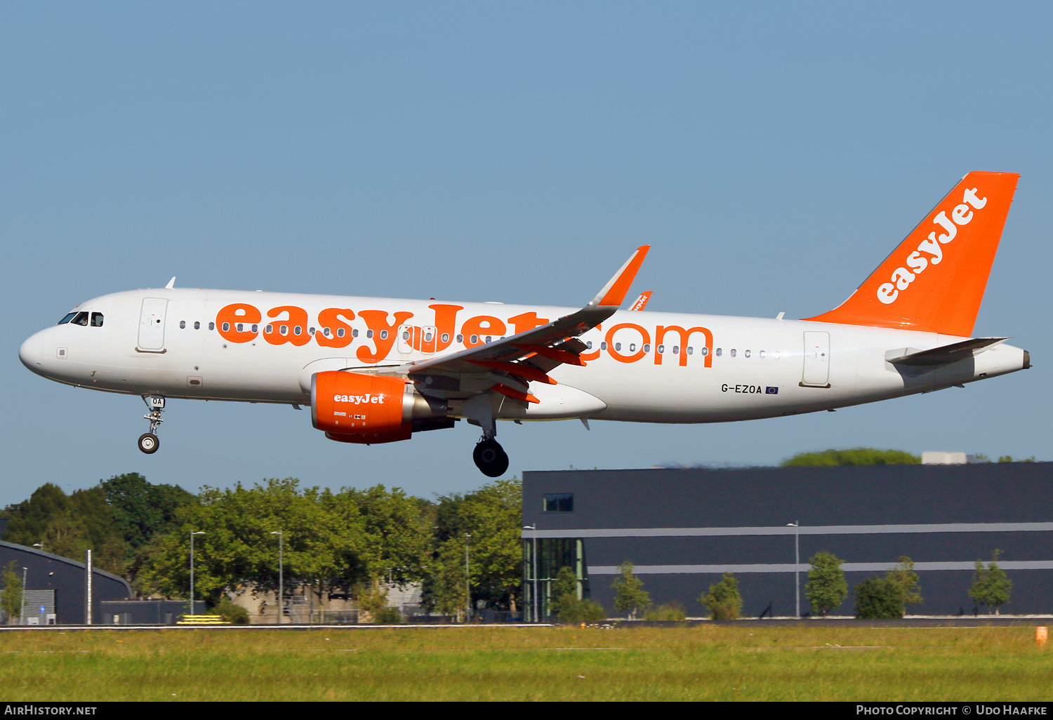 Aircraft Photo of G-EZOA | Airbus A320-214 | EasyJet | AirHistory.net #558202