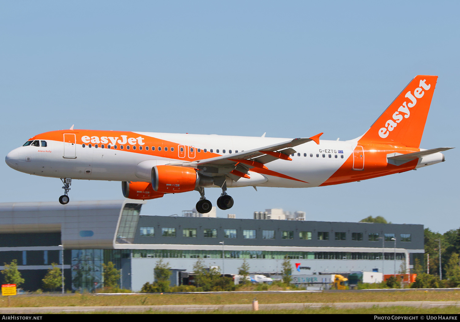 Aircraft Photo of G-EZTG | Airbus A320-214 | EasyJet | AirHistory.net #558236