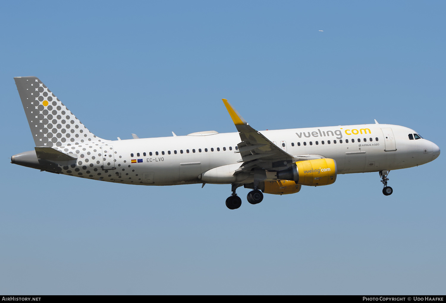 Aircraft Photo of EC-LVO | Airbus A320-214 | Vueling Airlines | AirHistory.net #558275