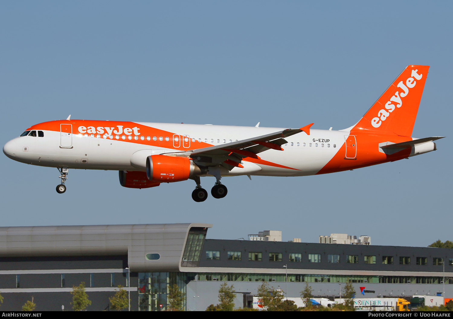 Aircraft Photo of G-EZUP | Airbus A320-214 | EasyJet | AirHistory.net #558383