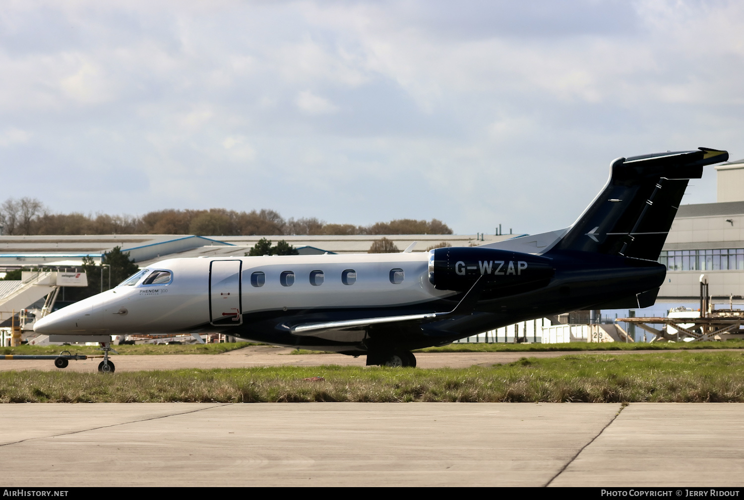 Aircraft Photo of G-WZAP | Embraer EMB-505 Phenom 300 | AirHistory.net #558781
