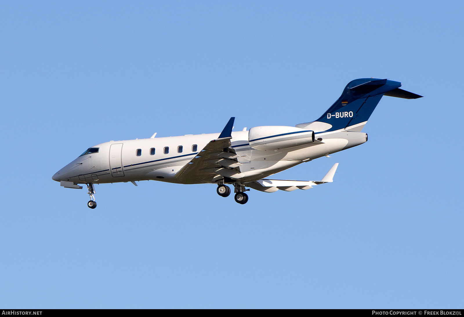 Aircraft Photo of D-BURO | Bombardier Challenger 300 (BD-100-1A10) | AirHistory.net #559445