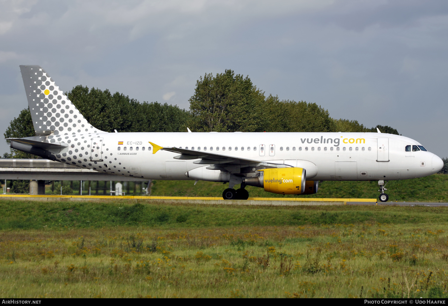 Aircraft Photo of EC-IZD | Airbus A320-214 | Vueling Airlines | AirHistory.net #559948