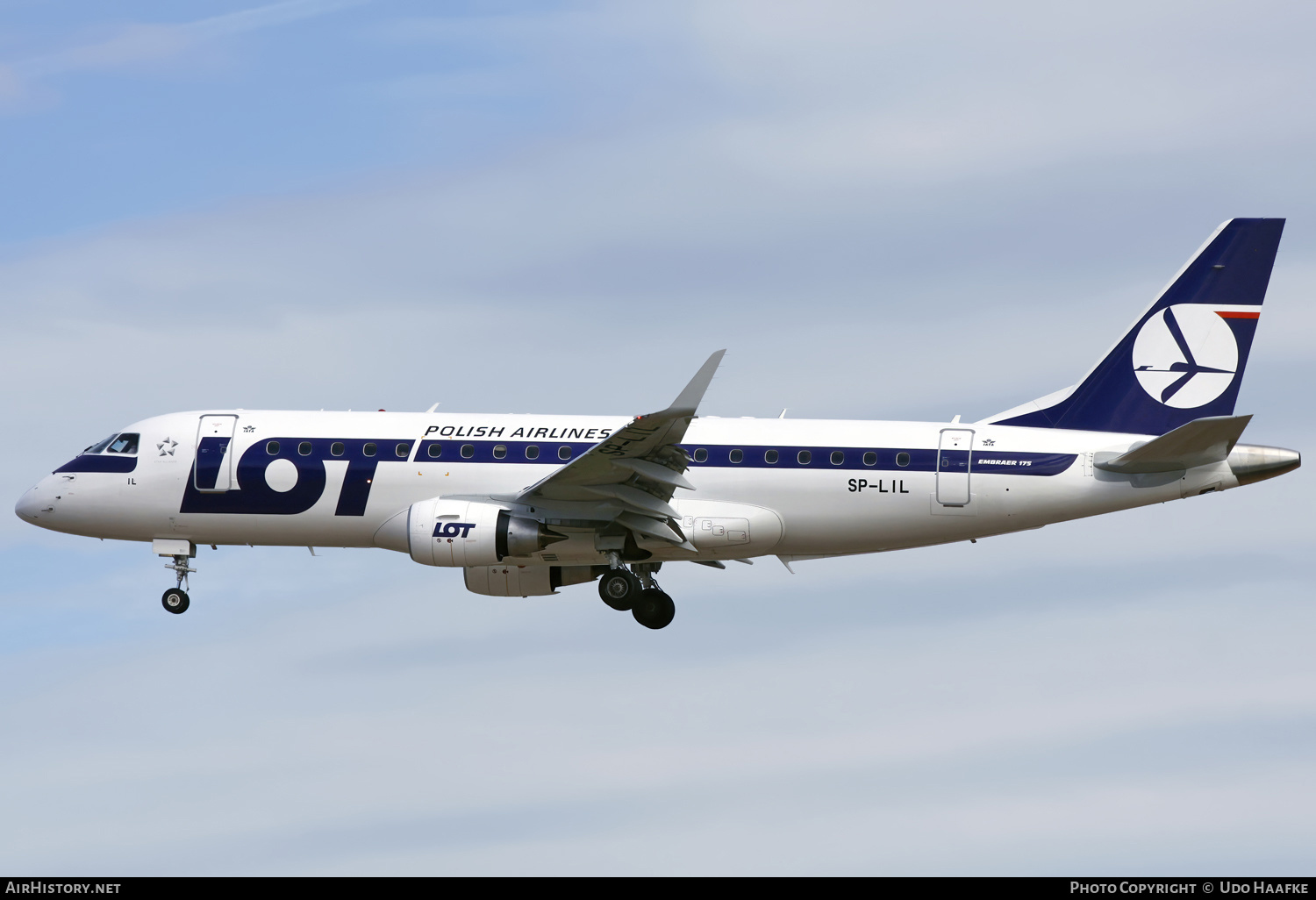 Aircraft Photo of SP-LIL | Embraer 175LR (ERJ-170-200LR) | LOT Polish Airlines - Polskie Linie Lotnicze | AirHistory.net #561686