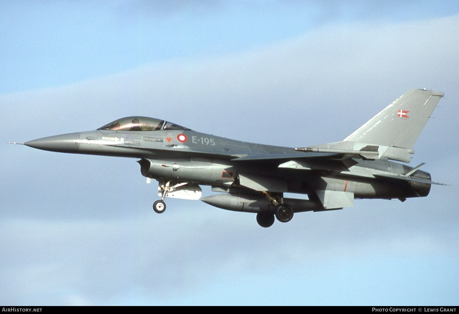 Aircraft Photo of E-195 | General Dynamics F-16A Fighting Falcon | Denmark - Air Force | AirHistory.net #561811