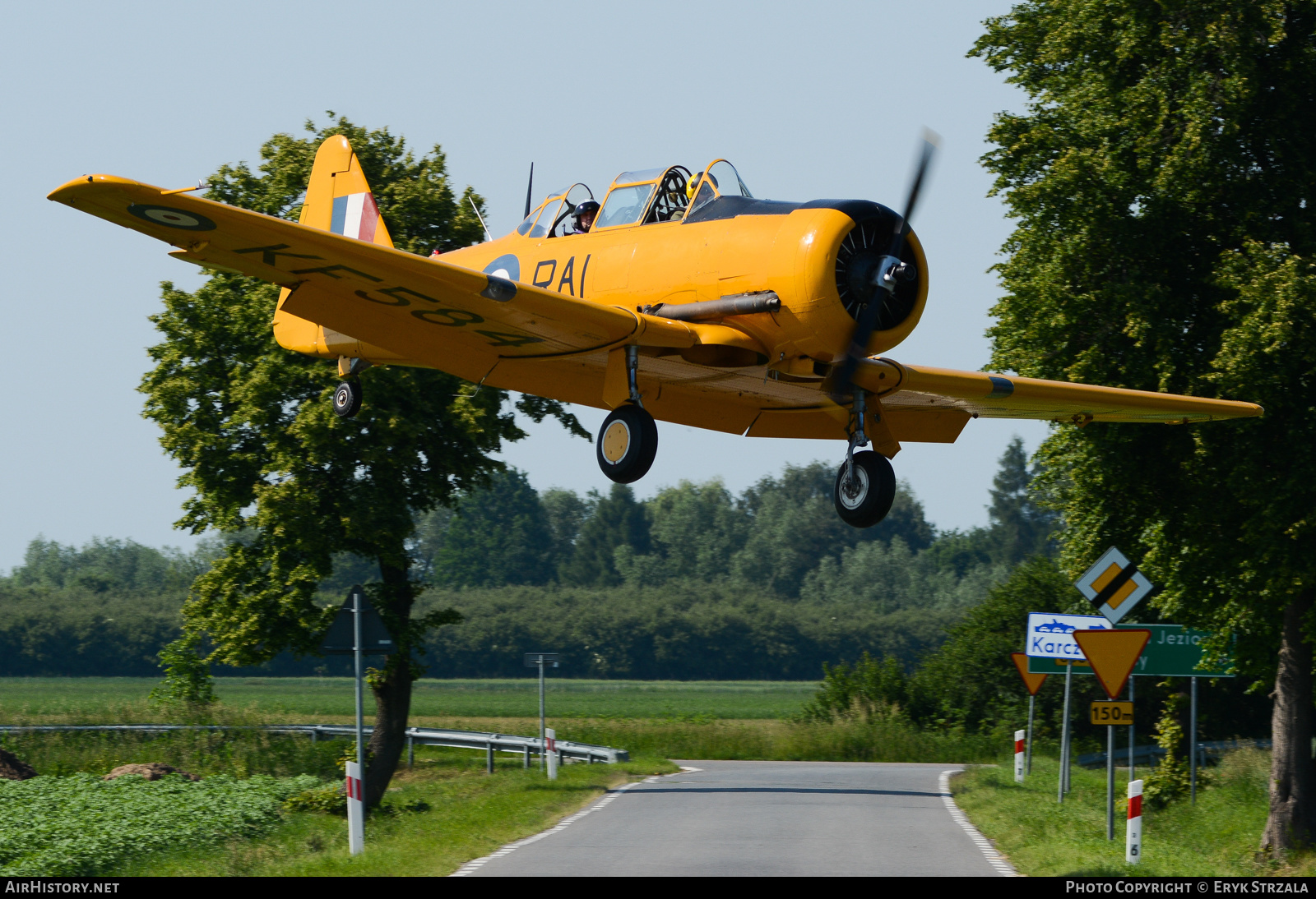 Aircraft Photo of SP-YIX / KF584 | North American T-6J Harvard Mk IV | UK - Air Force | AirHistory.net #562355