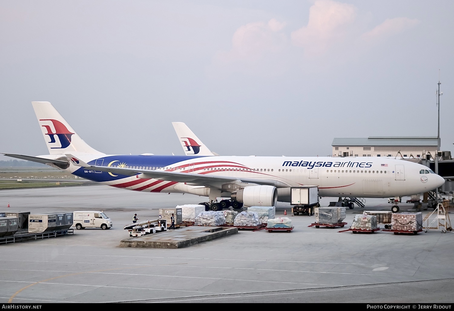 Aircraft Photo of 9M-MTI | Airbus A330-323 | Malaysia Airlines | AirHistory.net #564951