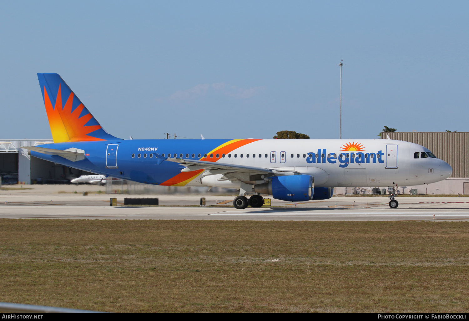 Aircraft Photo of N242NV | Airbus A320-214 | Allegiant Air | AirHistory.net #565394