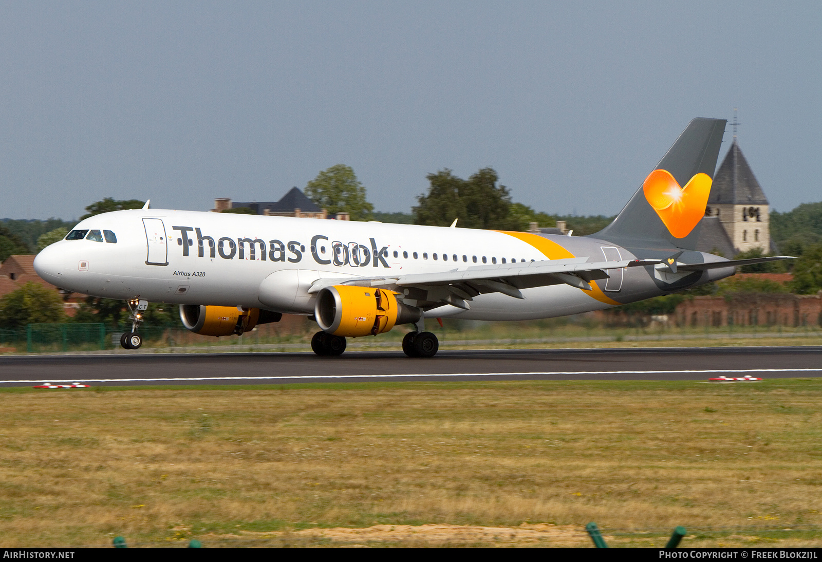Aircraft Photo of OO-TCT | Airbus A320-212 | Thomas Cook Airlines | AirHistory.net #566336