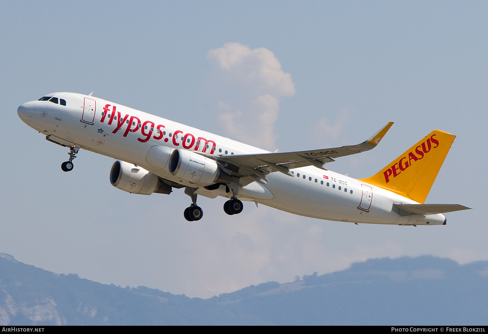 Aircraft Photo of TC-DCC | Airbus A320-214 | Pegasus Airlines | AirHistory.net #566474