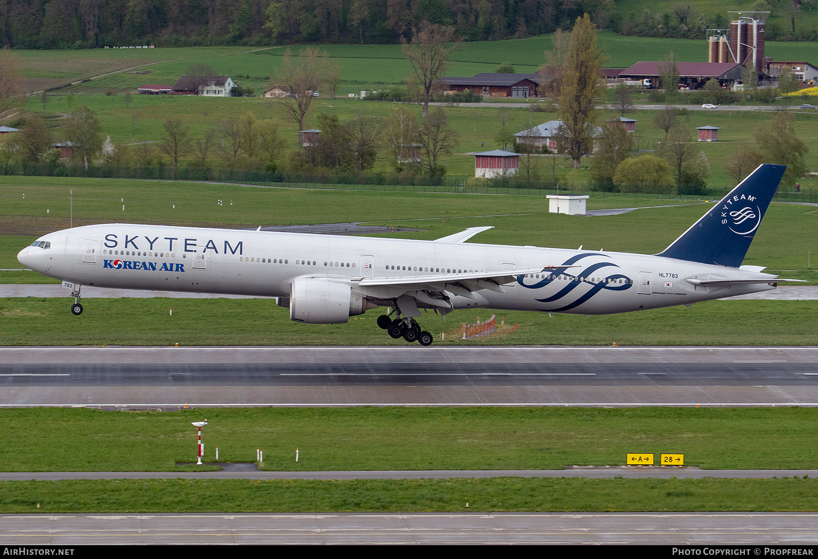 Aircraft Photo of HL7783 | Boeing 777-3B5/ER | Korean Air | AirHistory.net #566876