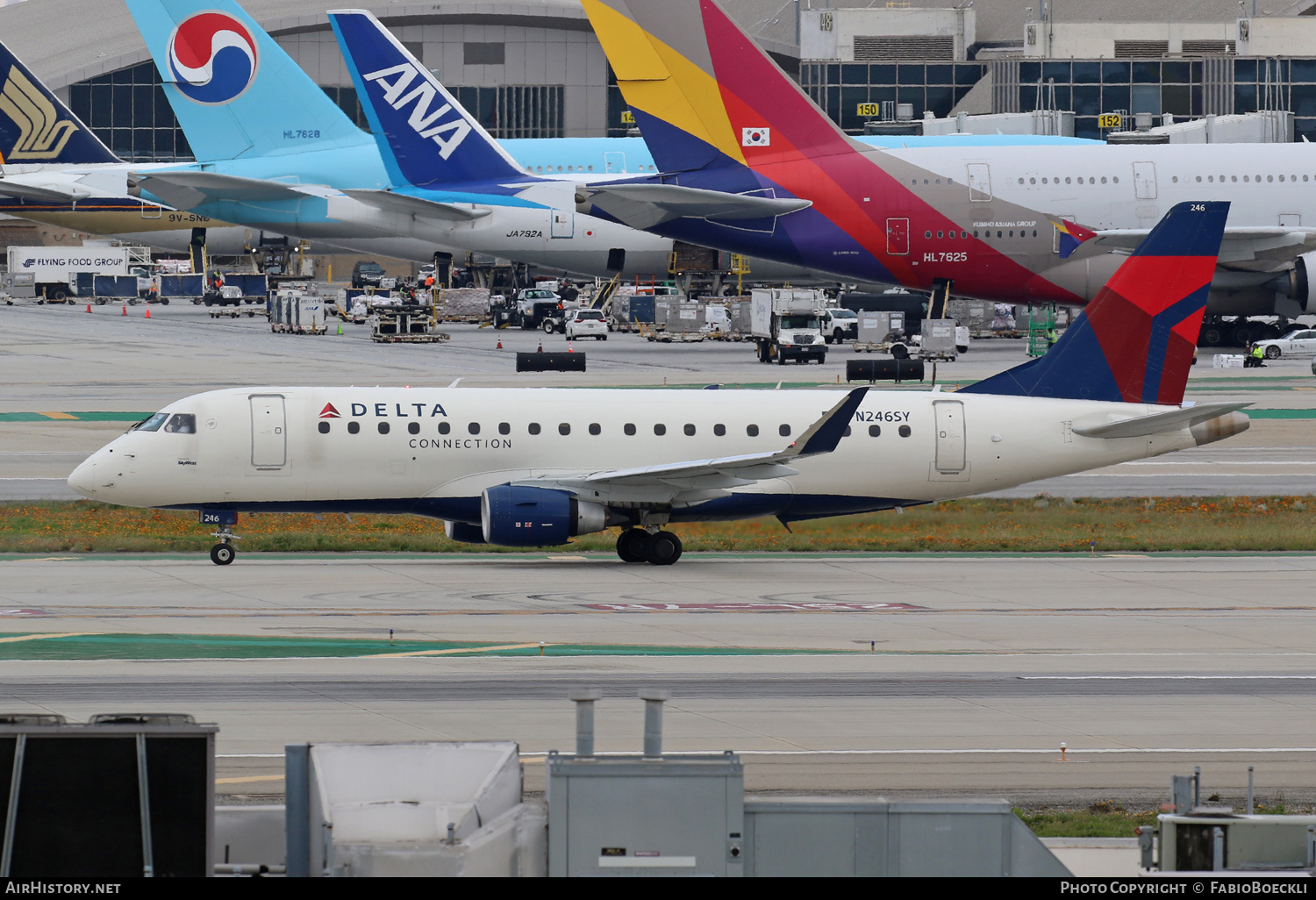 Aircraft Photo of N246SY | Embraer 175LR (ERJ-170-200LR) | Delta Connection | AirHistory.net #567079