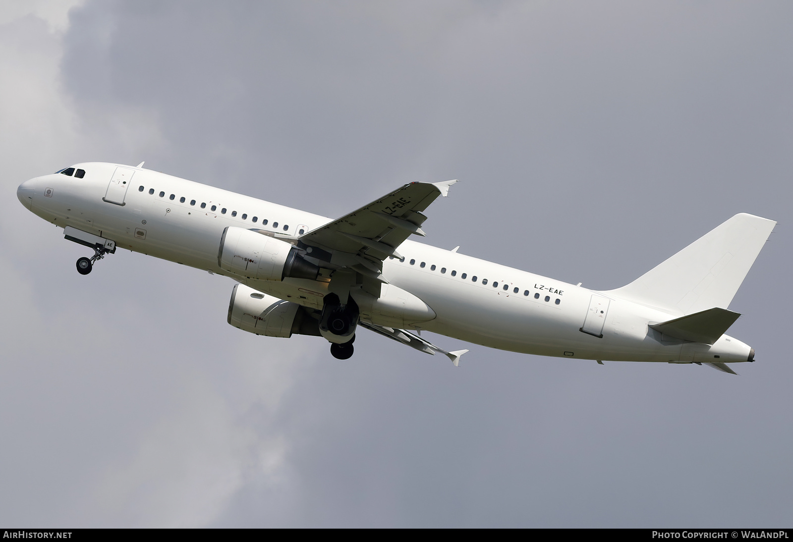 Aircraft Photo of LZ-EAE | Airbus A320-214 | AirHistory.net #567503