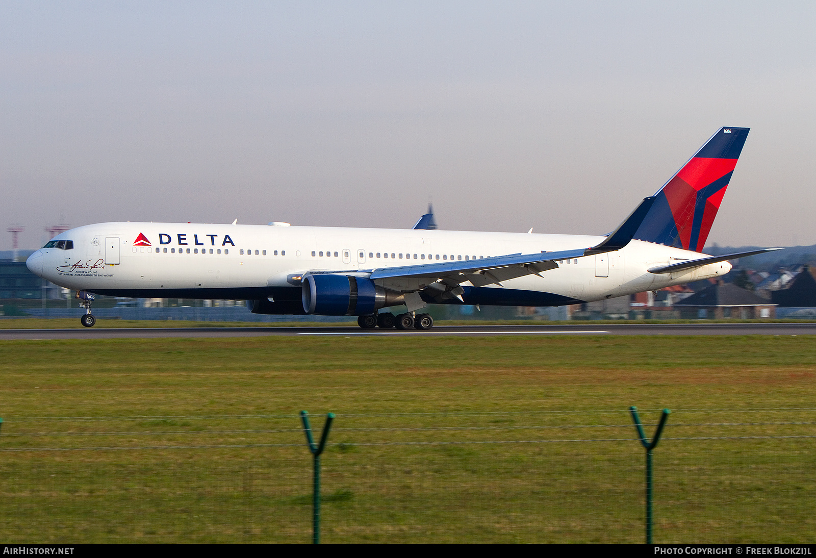 Aircraft Photo of N16065 | Boeing 767-332/ER | Delta Air Lines | AirHistory.net #567618