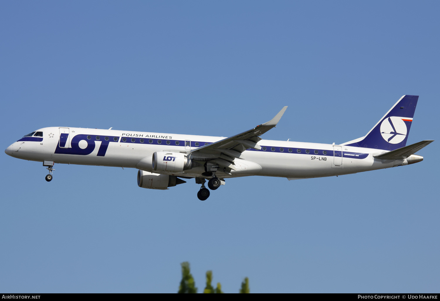 Aircraft Photo of SP-LNB | Embraer 195LR (ERJ-190-200LR) | LOT Polish Airlines - Polskie Linie Lotnicze | AirHistory.net #567927