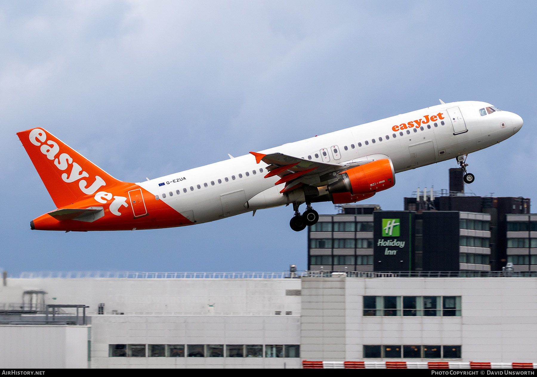 Aircraft Photo of G-EZUA | Airbus A320-214 | EasyJet | AirHistory.net #567928