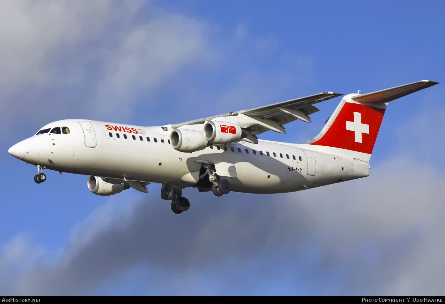 Aircraft Photo of HB-IYY | British Aerospace Avro 146-RJ100 | Swiss International Air Lines | AirHistory.net #567953