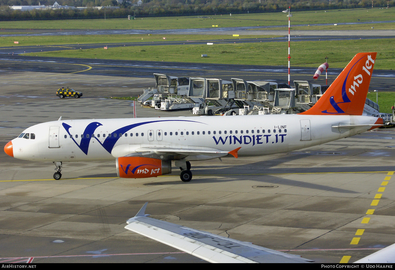 Aircraft Photo of I-LINF | Airbus A320-231 | Wind Jet | AirHistory.net #568126