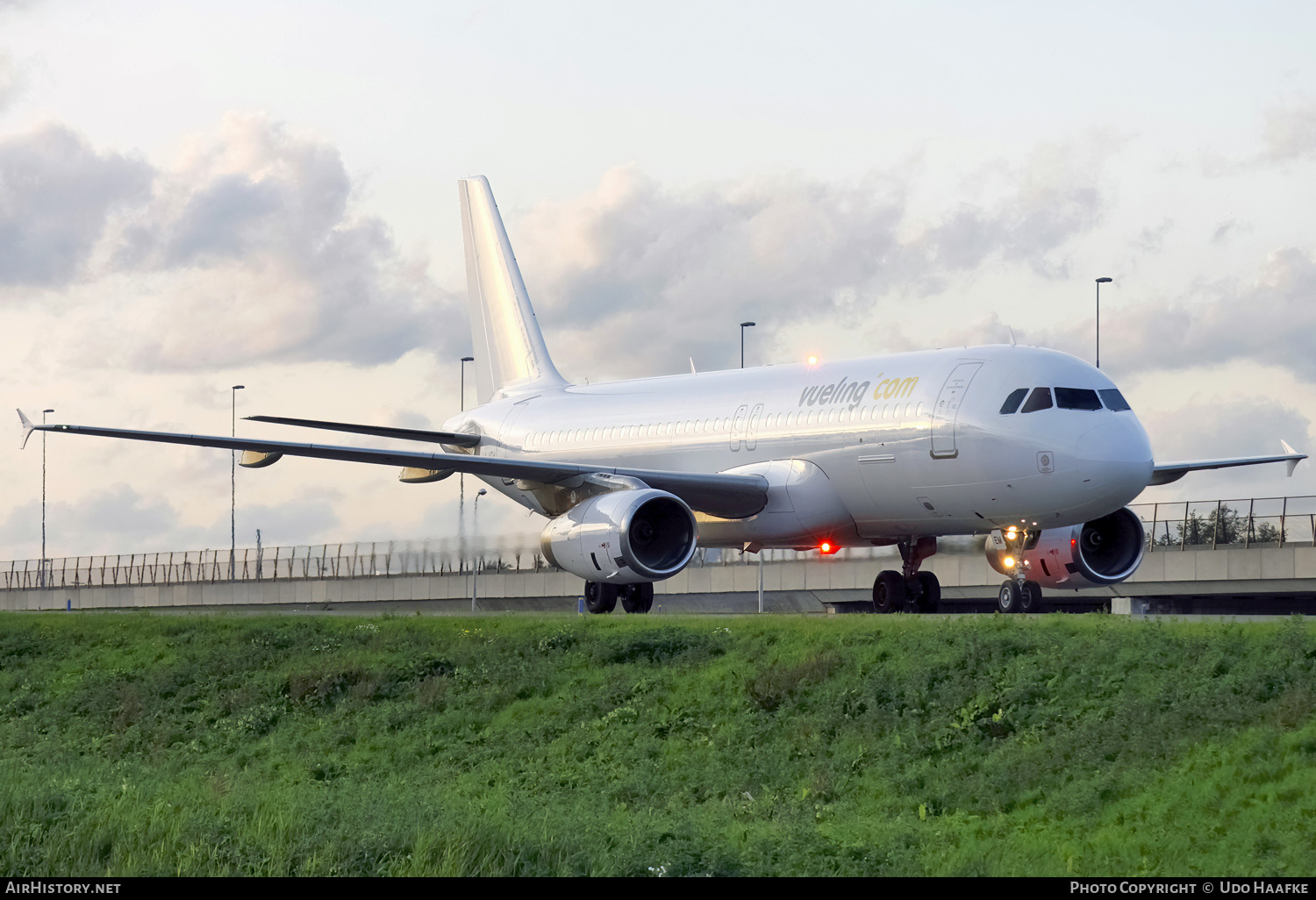 Aircraft Photo of LY-VEM | Airbus A320-233 | Vueling Airlines | AirHistory.net #568640