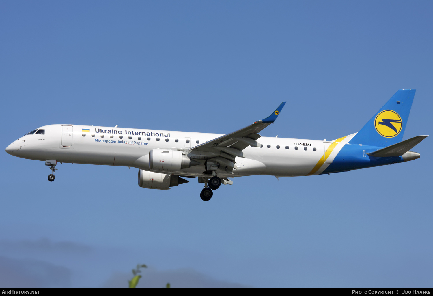 Aircraft Photo of UR-EME | Embraer 190STD (ERJ-190-100STD) | Ukraine International Airlines | AirHistory.net #570296