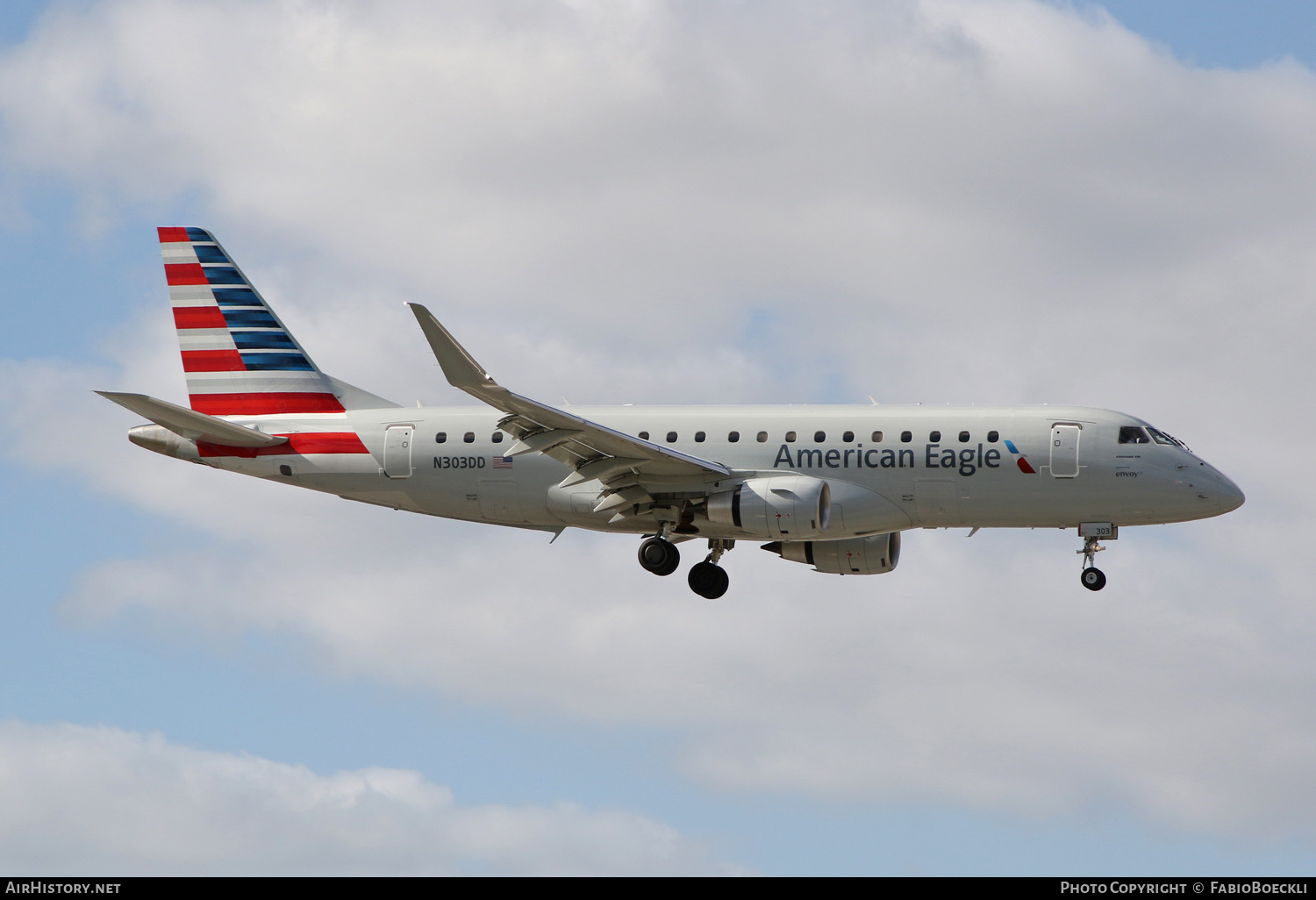 Aircraft Photo of N303DD | Embraer 175LR (ERJ-170-200LR) | American Eagle | AirHistory.net #570309