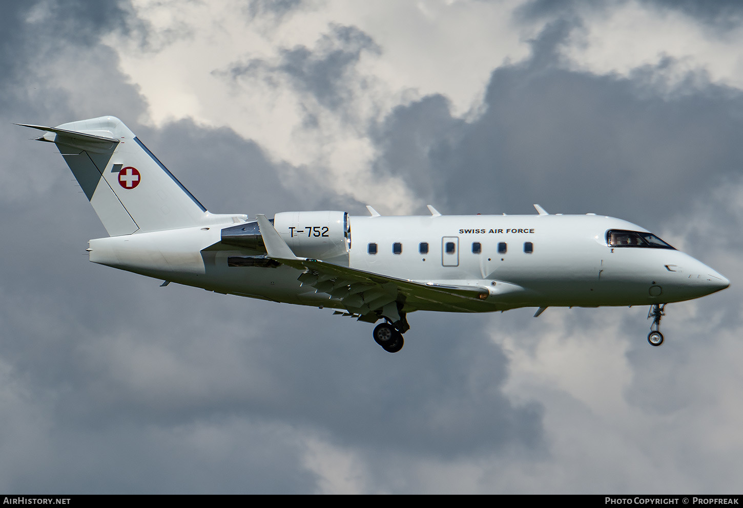 Aircraft Photo of T-752 | Bombardier Challenger 604 (CL-600-2B16) | Switzerland - Air Force | AirHistory.net #571287